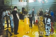 2003_07_Erster-Tanz-der-Mutter-Kind-Gruppe-Katzen-Tatzen-Lied